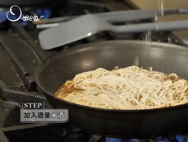 淋上適量米酒。