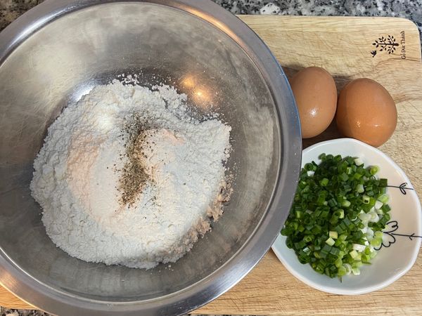 麵粉加鹽和胡椒粉，蔥洗淨擦乾切蔥花；