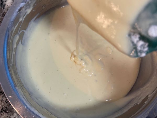 分次加水，攪拌到麵粉溶化，粉糊濃稠但仍會流動的狀態；