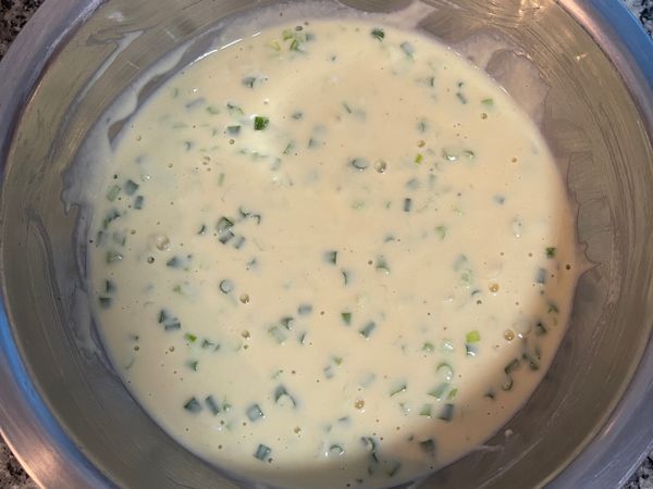 加入蔥花拌勻；