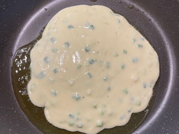 平底鍋燒熱加油，舀入粉糊；