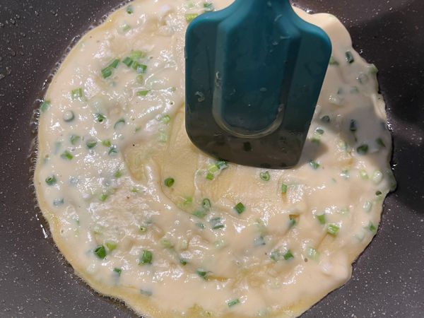 粉糊煎到週圍凝固後，便可翻面；