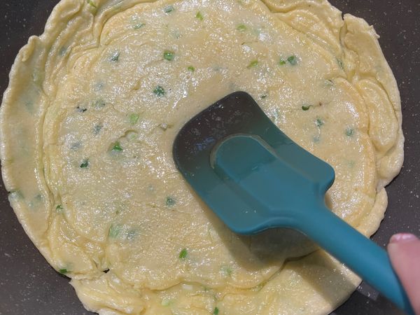 翻面後用鍋鏟不斷壓麵皮，可以讓麵皮薄一點，也可以讓口感更酥香，因為麵皮會更好的與鍋面接觸。