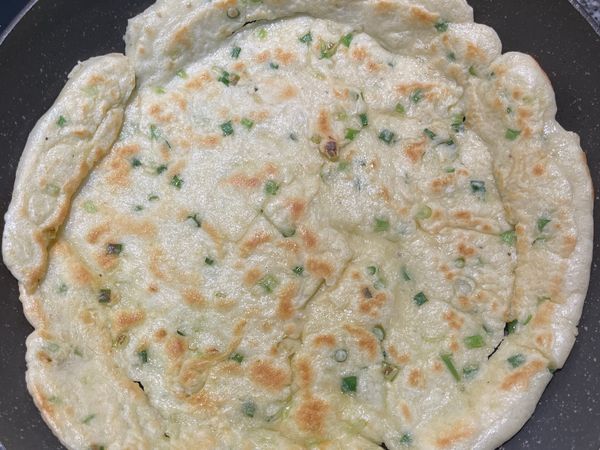 煎到一面上色後，翻面再把另一面也煎到金黃；