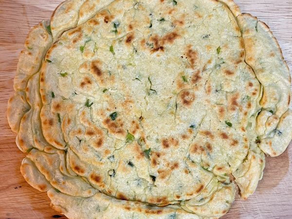 倒出來切剪成塊，可以搭配甜辣醬，再加顆荷包蛋更均衡。煎好馬上次吃，口感最好喔～