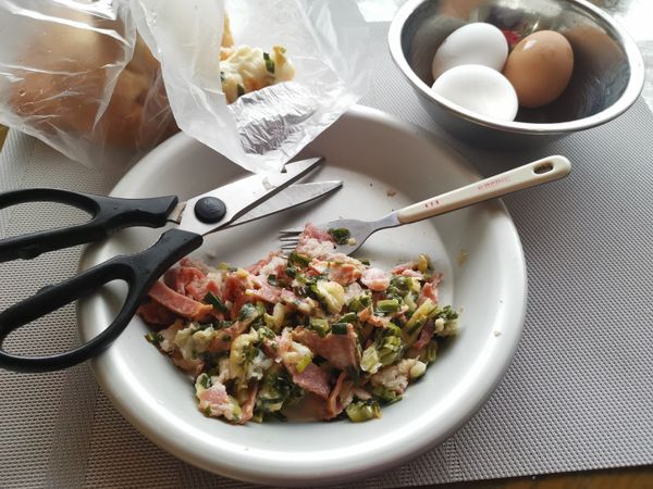 1）取出兩顆麵包內的餡料。