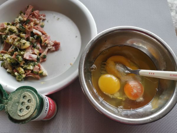 2）麵包內餡有起司+蔥花+培根=鹹味，所以只加一點胡椒。