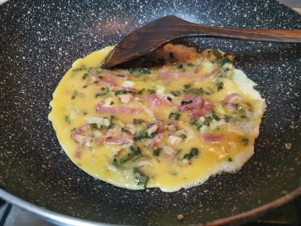 4）熱油鍋後，倒入蛋液。