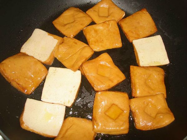 熱鍋倒油，先煸香豆干...
