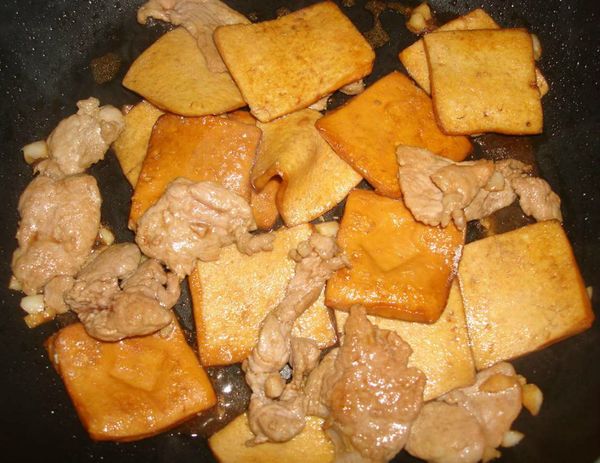 肉片加入炒至八分熟，再加入[調味料]...