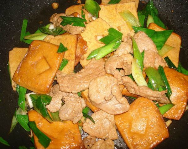 撒上蒜苗，大火快炒一下即可...