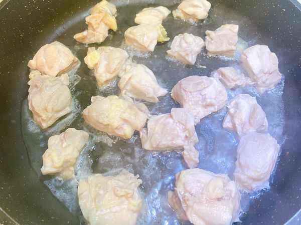 不下油煎雞腿肉。