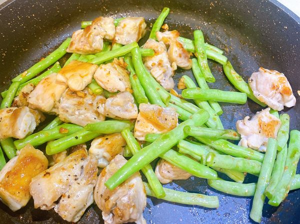 再倒入雞腿肉及黑胡椒粒、柴魚粉拌炒均勻，即可美味上桌。