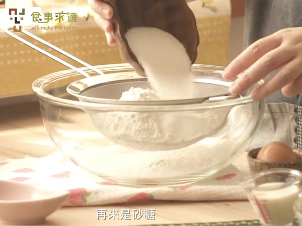 再將細砂糖也做過篩的動作。可以使用湯匙輕壓篩網，以利過篩。