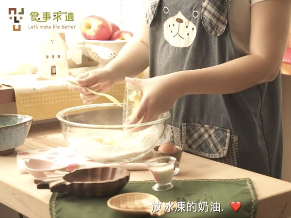 再將冰凍的奶油放入粉類材料內🌸