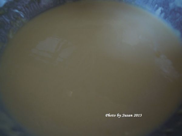 再將步驟[1]中間挖洞，放入室溫牛奶+已打散的蛋汁+融化無糖奶油，充分攪拌麵糊到均勻，完全無麵粉塊，靜置數分鐘更好。