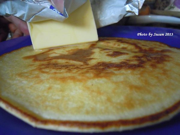 即可擺盤，在鬆餅表面塗抹一下無鹽奶油，上桌。
再淋上楓糖漿或蜂蜜皆可，即可趁熱食用鬆軟可口的鬆餅。