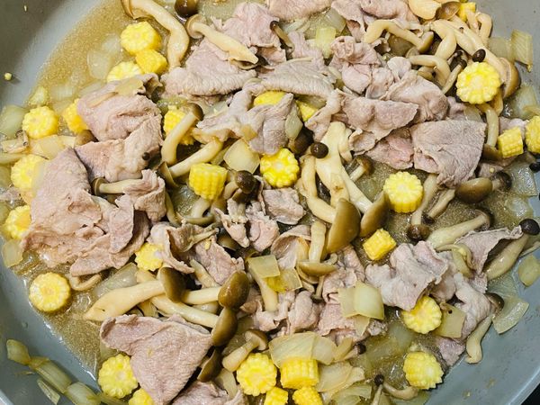 肉片切小塊加入拌炒至半熟後
加入水、醬油、柴魚粉煨煮
這裡可以調稍微重口味一點
柴魚粉:醬油=1:1