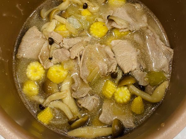 一杯米放入內鍋
剛剛煮好的醬汁倒入
補水到刻度1
再放入料