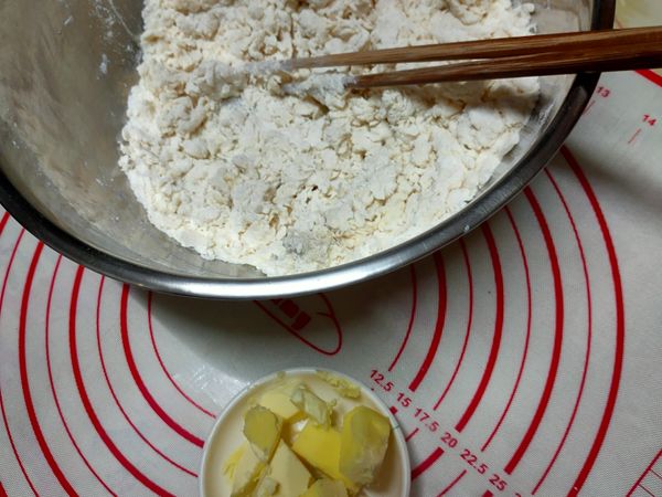 除了奶油，葡萄乾，，其他粉料拌均勻