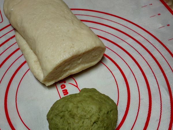 可以取部分麵糰，調色（非必要）