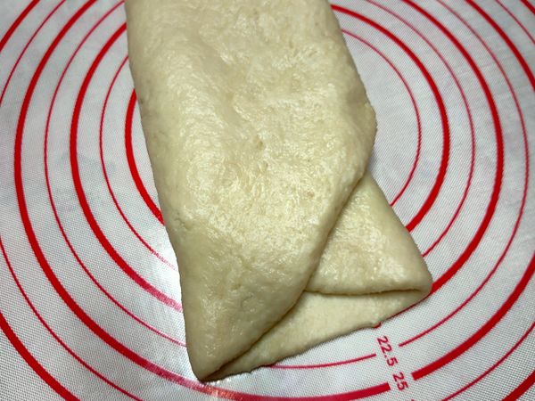 麵糰桿成長方形，再折三折（反覆3-5次）