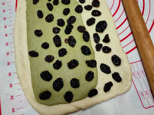 兩色麵皮桿平再貼合，均勻鋪上葡萄乾