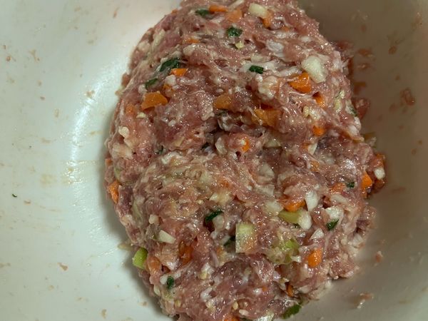 紅蘿蔔切小塊，薑切末蔥切末
鹽、糖、醬油、胡椒粉、香油、太白粉
與絞肉拌勻備用
（高麗菜切下的硬梗也可一併加入使用）