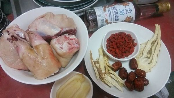 準備各項食材與調味料，並且將豬腳洗淨瀝乾水分。