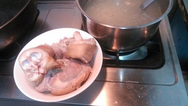 燒一鍋水，水滾了之後將豬腳放入川燙血水，然後撈起瀝乾水分。