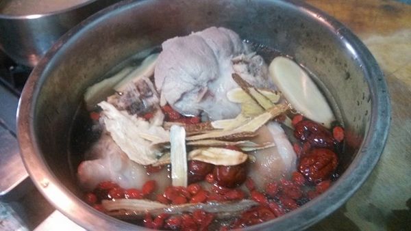 倒入冷開水至食材的8分滿為止。