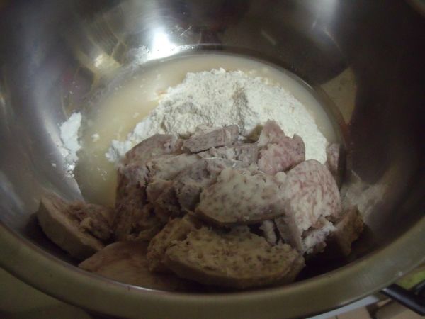 將所有材料放入盆中攪拌。