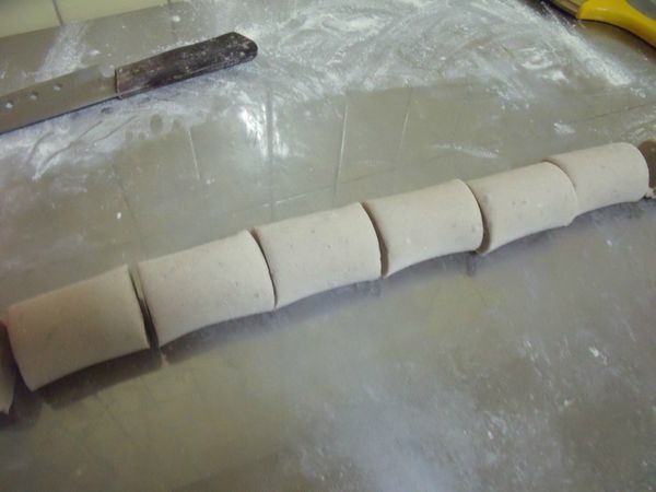 捲成長柱體,切約8公分的劑子。