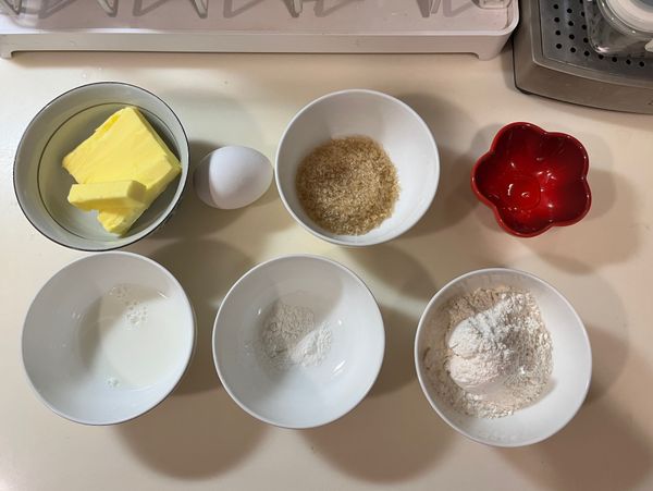 備料 
上排 左起1:無鹽奶油 2:雞蛋一顆 3:砂糖 4:蜂蜜
下排 左起 1: 牛奶 2:泡打粉 3: 低筋麵粉