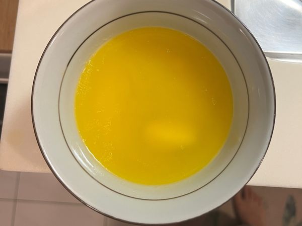 將無鹽奶油融化 
可以用隔水加熱 或是微波爐20-30秒