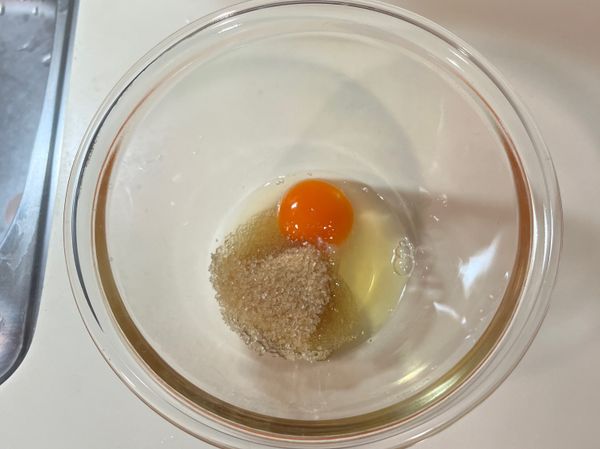 蛋加入砂糖
蛋建議從冷藏先退冰
砂糖建議用二砂糖烤出來顏色比白砂糖漂亮