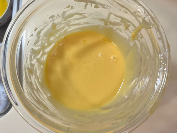 再將奶油糊加到麵糊裡攪拌均勻 最後加入蜂蜜
麵糊就完成
麵糊 可以立刻烤 或是放冷藏一小時 最好是放隔夜