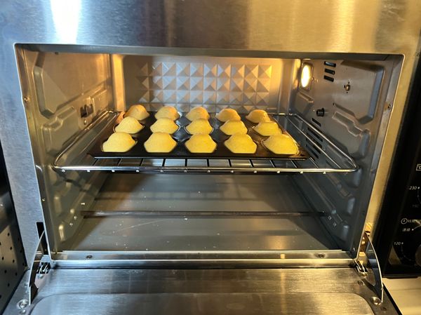 放入預熱烤箱 190-210度 總共10-12 分鐘 
為了突突的肚臍一開始烤4分鐘 可以打開讓冷空氣進入