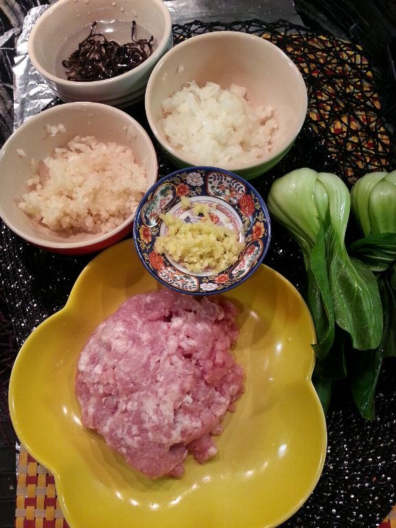 先將洋蔥、馬蹄和薑切粒。木耳浸泡切絲，備用。