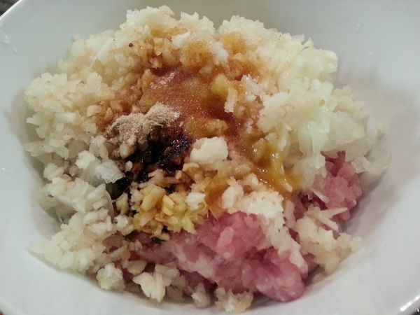 下醃料攪拌均勻。