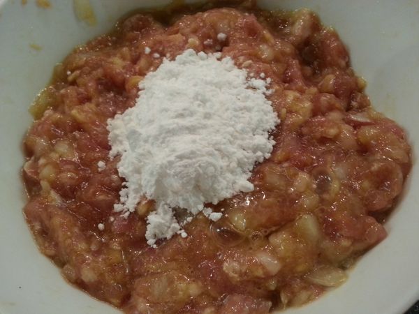 再下雞蛋和麵粉攪拌到有黏性，然後醃20分鐘。