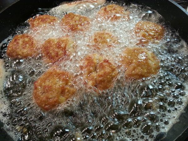 鍋中放適量油，燒至七成熱，放入肉丸大火炸2分鐘定型後。