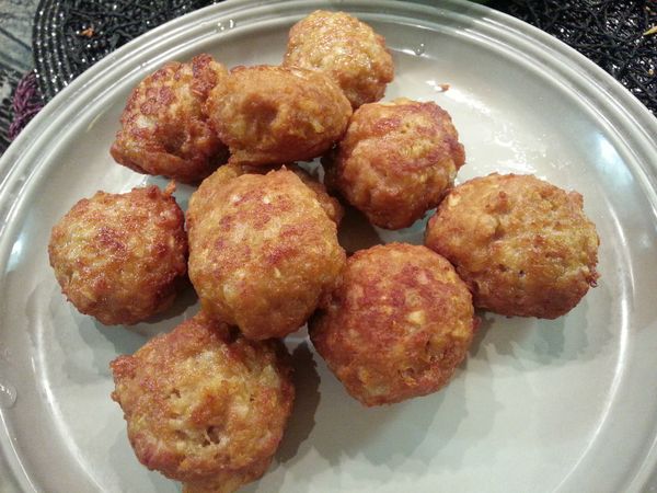 然後轉小火炸至外表呈金黃色，撈出瀝油。