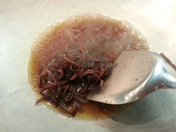 鍋中加500ml水，然後下調味料煮滾，先下木耳絲略煮。（水可以用高湯代替）