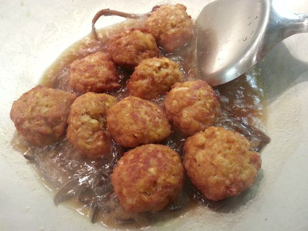 然後加入已炸好的肉丸燒至湯汁快收乾。