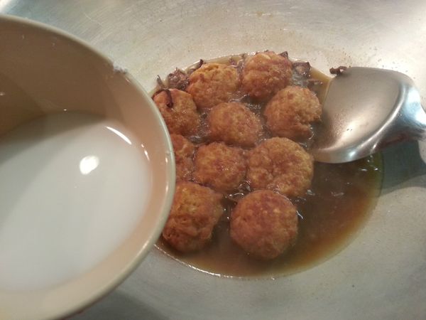 加入太白粉水煮至稠狀即可上盤。