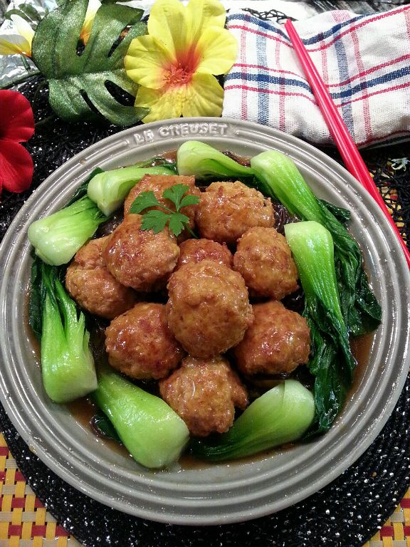 盤邊上圍上已氽燙好的青菜就完成了。