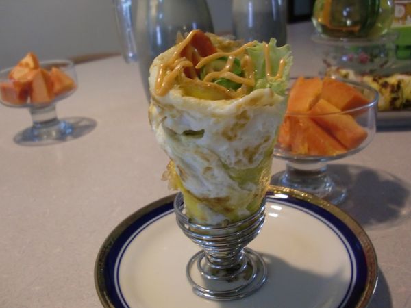 三部變奏曲：（1）	切半張蛋餅（半圓或如扇形）放上抹上沙拉的美生菜，接著擺上培根，灑一些黑胡椒鹽，慢慢捲成如冰淇淋筒狀，中間擺上捲成花狀的小黃瓜片，再淋一些千島沙拉裝飾。完成後置放在蛋杯中。