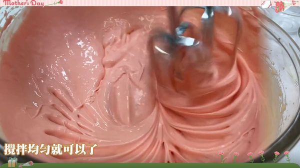 再滴入紅色食用色素數滴，以慢速混和均勻2分鐘。