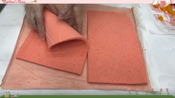 將蛋糕體切成盒子大小，再捲起成錐狀。